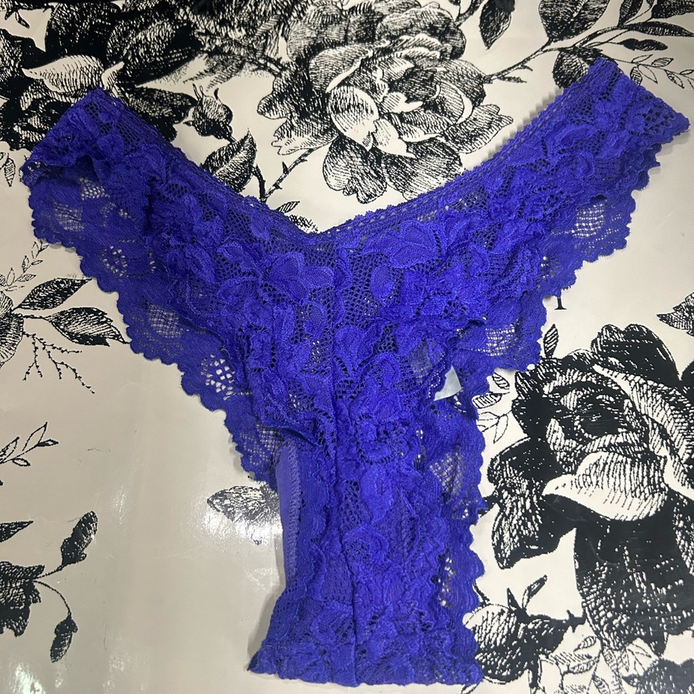 NWOT Frederick’s of Hollywood Lace Brazilian Panty SIZE M